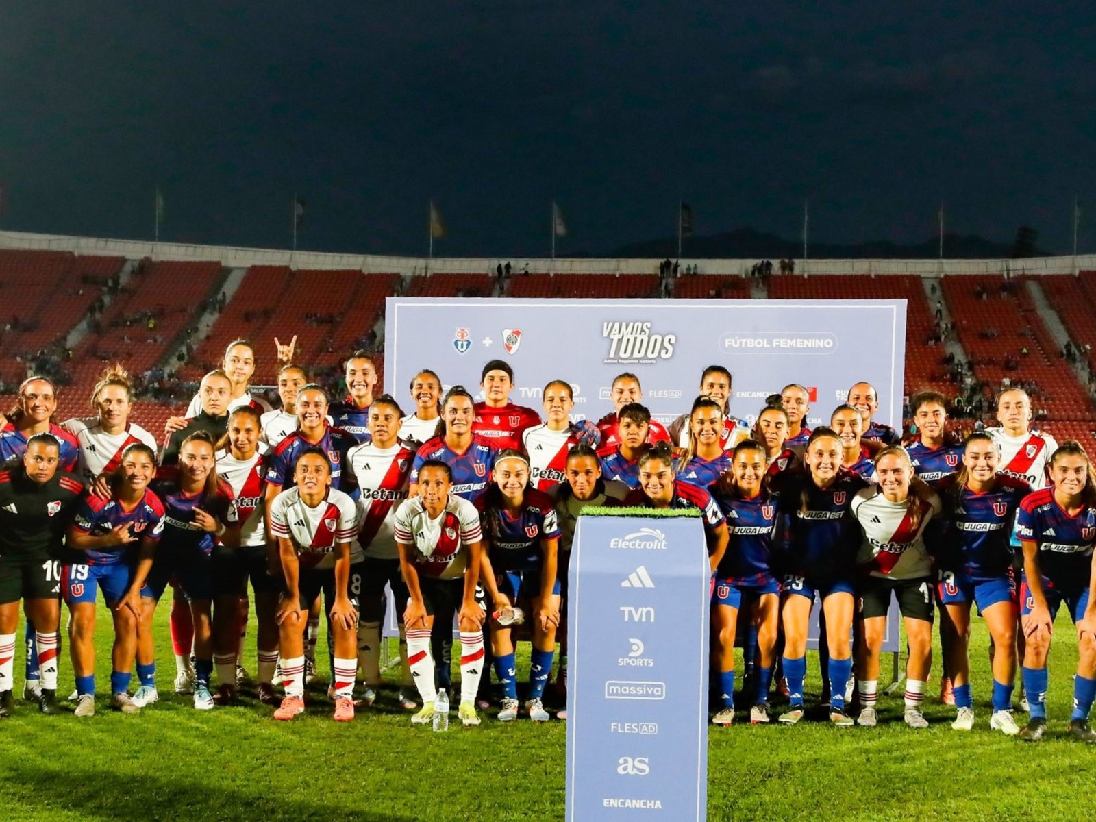 Después del nuevo caos generado por la barra de la U de Chile, hubo paz pero no hubo récord contra River :: Olé