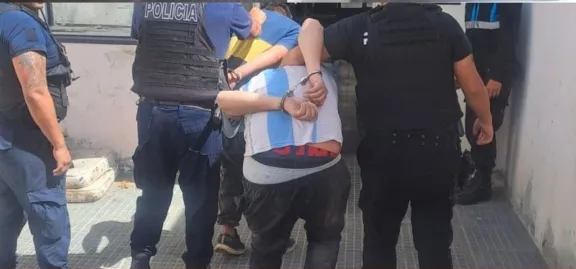 Detienen a dos jóvenes con armas tras una persecución en el Máximo Abásolo