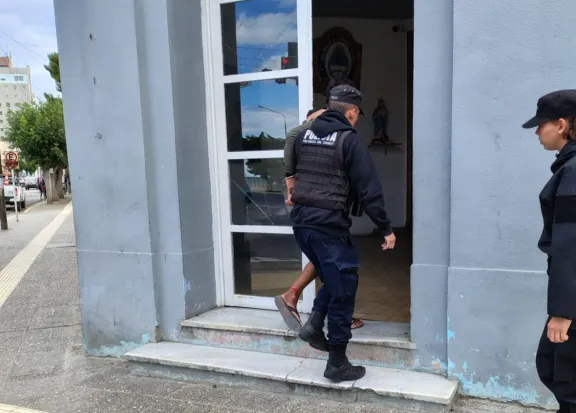 Detienen a un hombre que intentó sustraer dos botellas de whisky en un supermercado