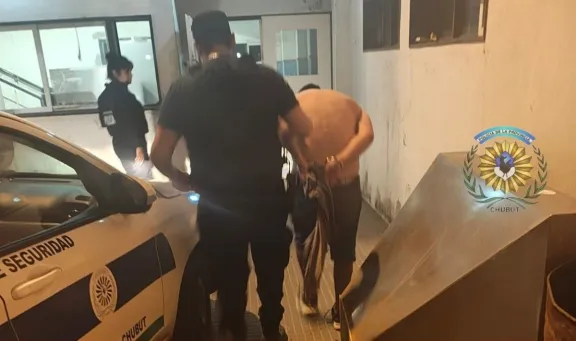 Detienen a un hombre que se escondió en el baño de una vivienda