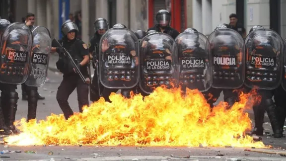 Detuvieron al hombre acusado de lanzar bombas molotov en el Congreso