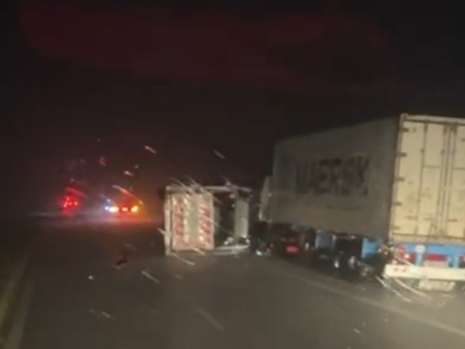 Diez camiones volcaron en medio de un temporal en la autopista Córdoba