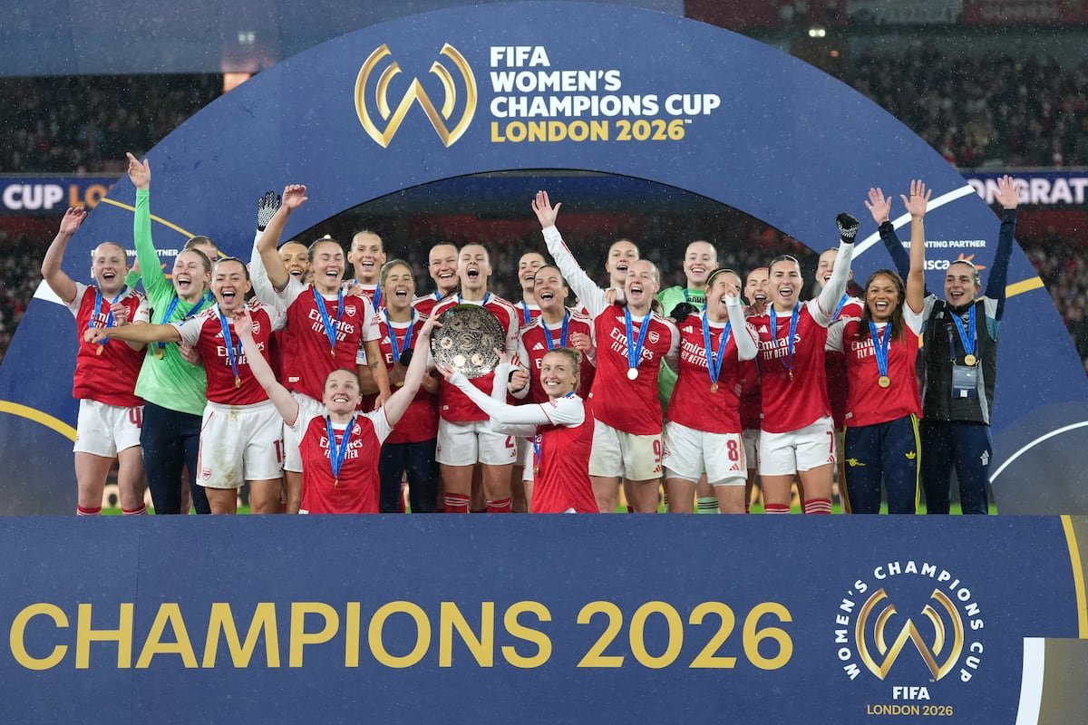 El Arsenal eleva la primera Copa de Campeones Femenina de la FIFA y se embolsa un premio récord de casi dos millones de euros | Fútbol | Deportes