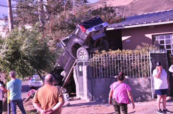 El conductor de la camioneta que se estrelló contra una vivienda tiene antecedentes policiales