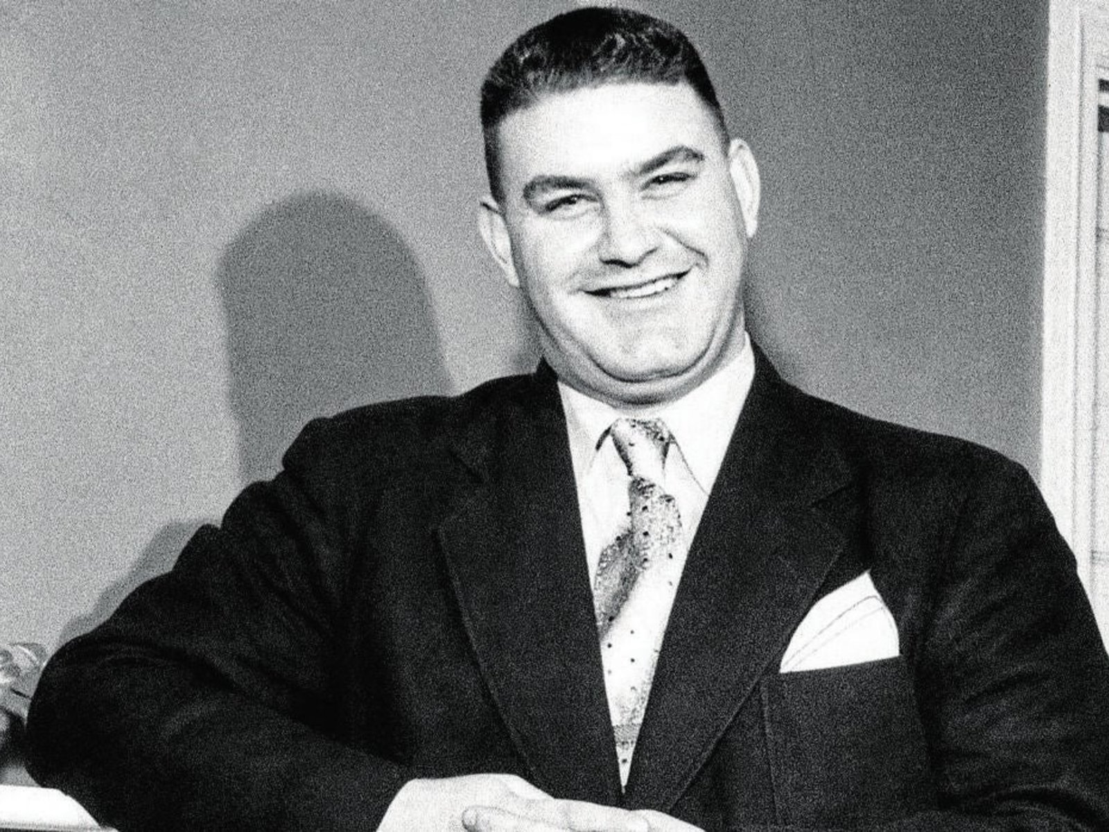 El falso médico que salvó vidas en una guerra y era experto en fingir profesiones