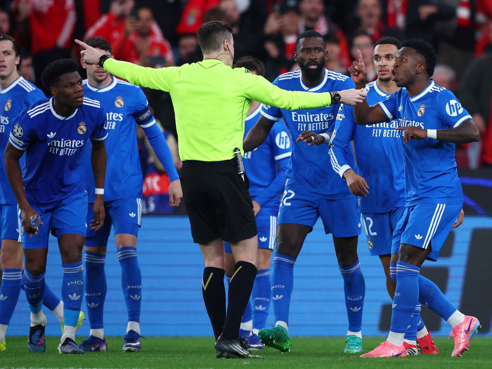 El posteo de Vinicius tras acusar por racismo al argentino Prestianni y el apoyo de la Confederación Brasileña: "Estamos con vos"