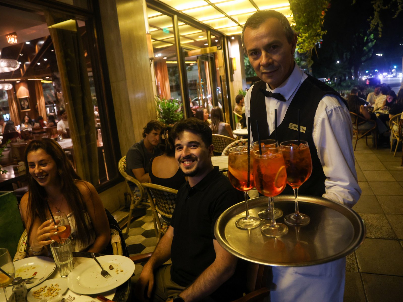 El tradicional café de famosos, políticos y mucha rosca que en la trasnoche ahora copan los jóvenes