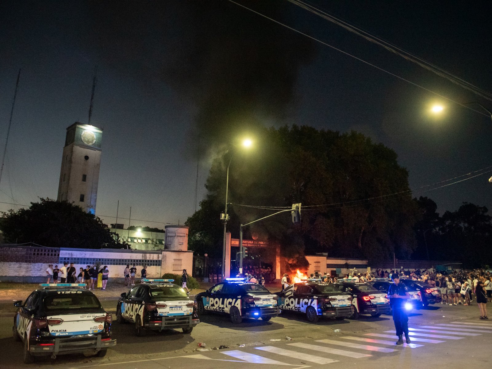 En medio de negociaciones, sigue la tensión en Santa Fe por la protesta policial