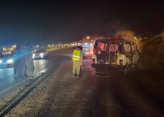 En menos de doce horas robaron dos vehículos en Trelew: uno apareció quemado