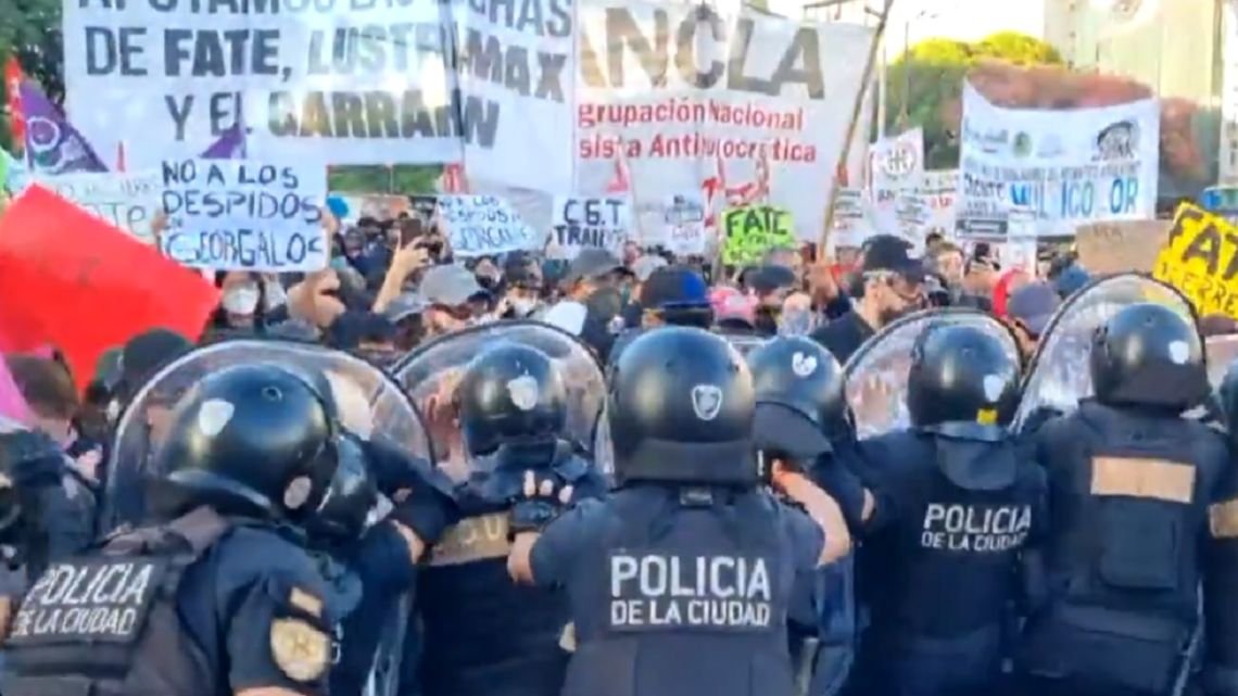 Enfrentamientos entre militantes de izquierda y la Policía en el Obelisco y corte en la Panamericana