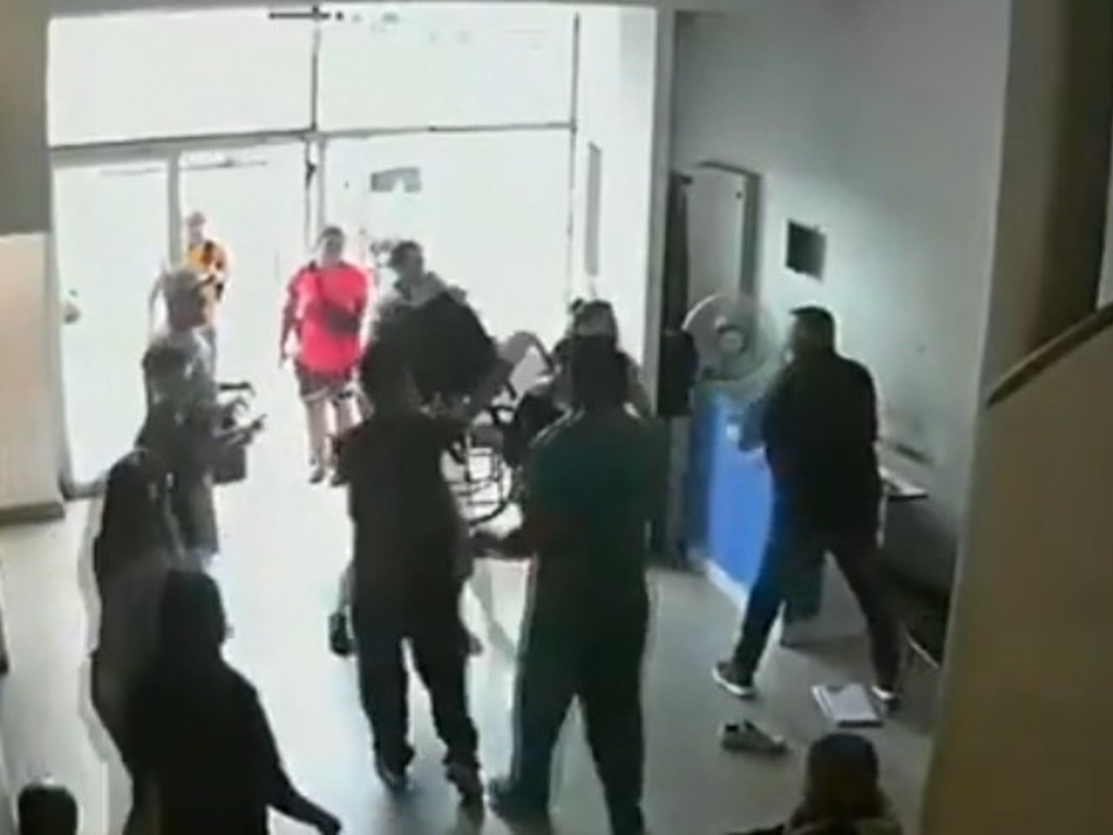 Familiares de un paciente atacaron a sillazos al guardia de seguridad de una clínica de Mar del Plata