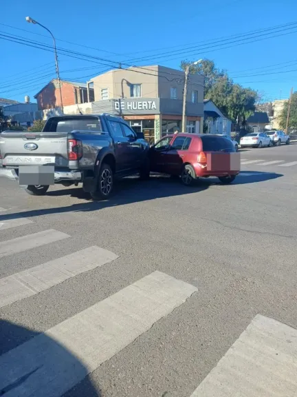 Fuerte colisión en Alsina y Dorrego dejó una joven lesionada