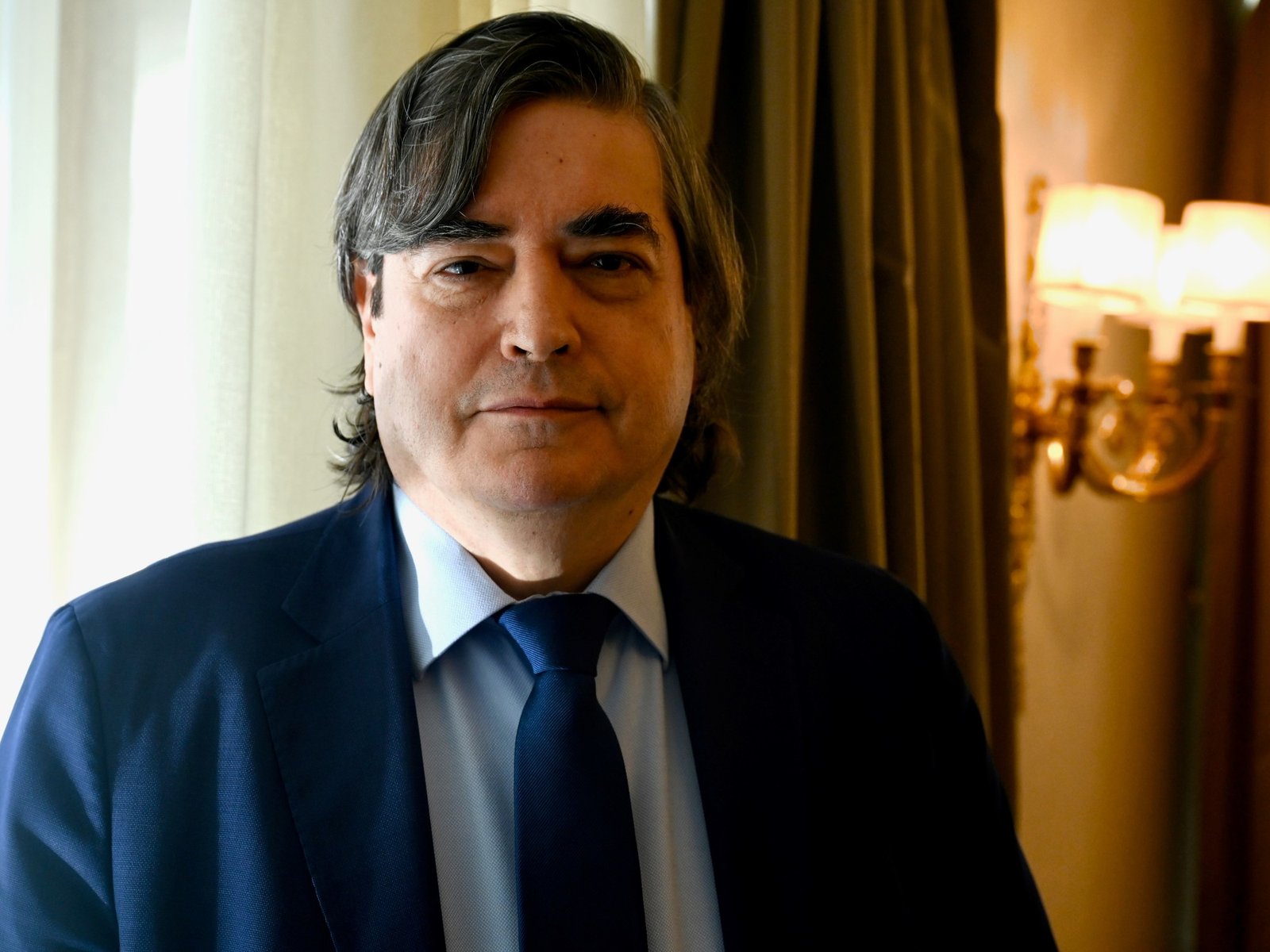 “Hay que escapar de la dictadura de la verdad”, dice sobre su novela ‘Los golpistas’