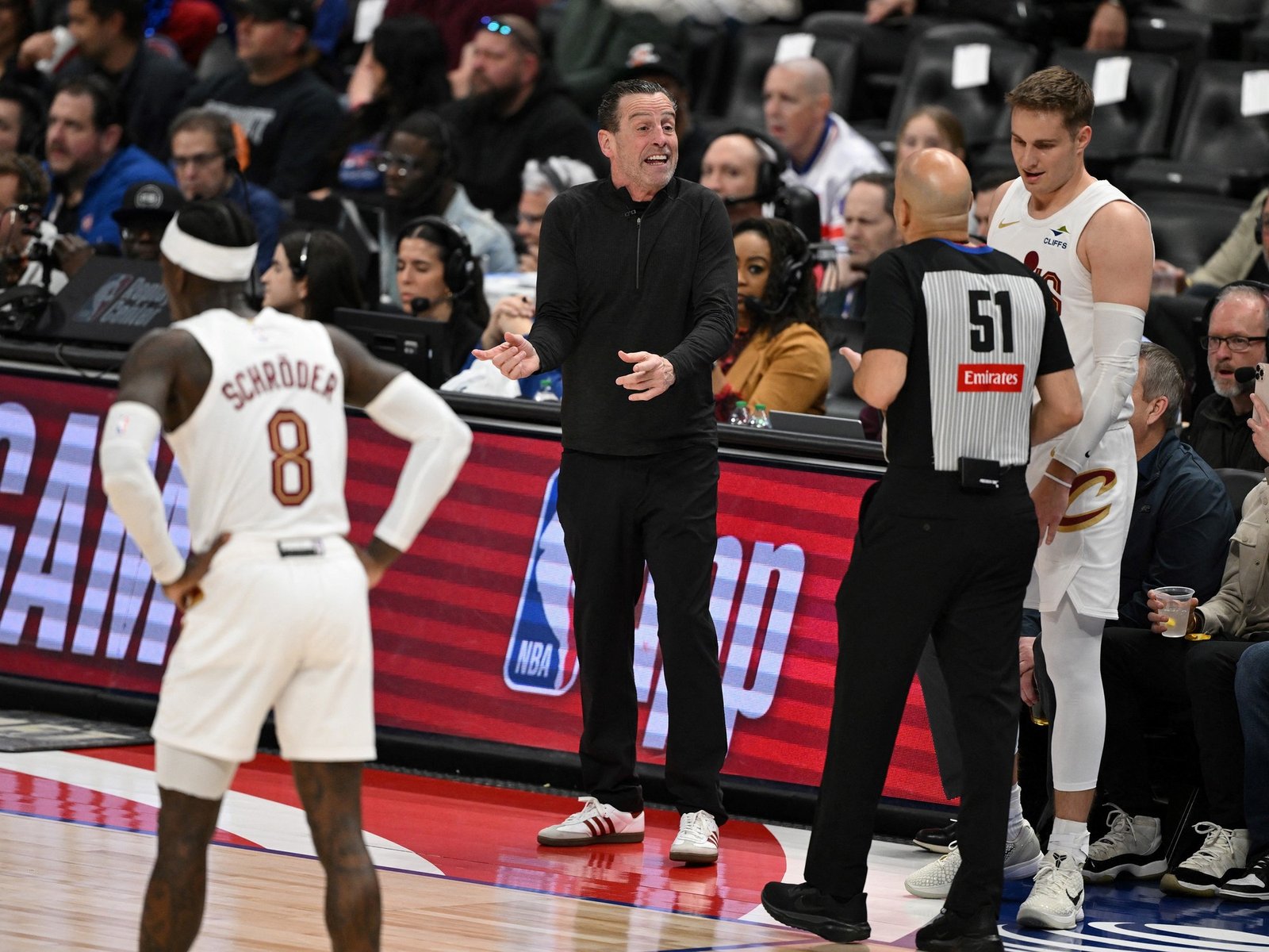 Insólito momento en la NBA: un partido se paró durante 10 minutos porque no paraba de sonar la chicharra en el estadio :: Olé