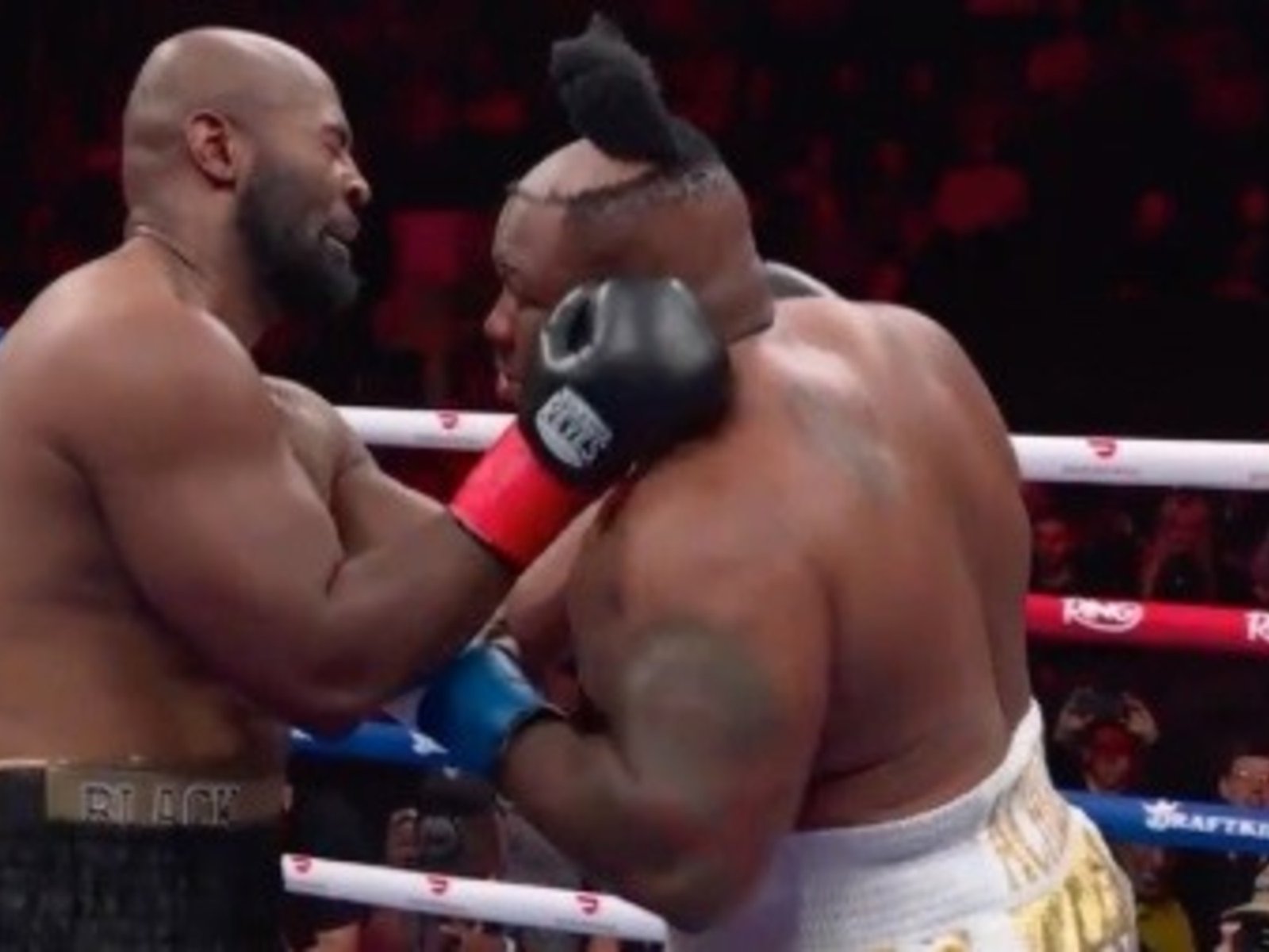 Jarrell Miller se quedó sin peluca ante una multitud en el Madison Square Garden tras un duro golpe de Kingsley Ibeh