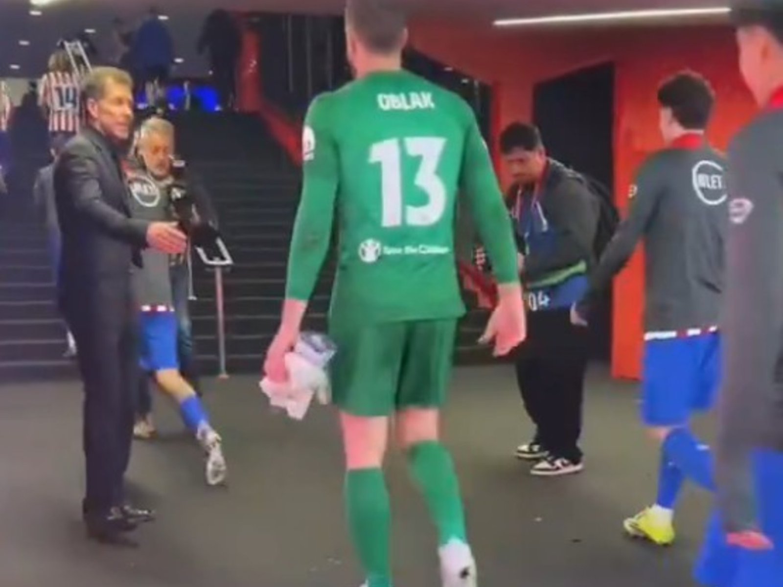 Julián Álvarez esquivó el saludo del Cholo Simeone y podría cambiar de club