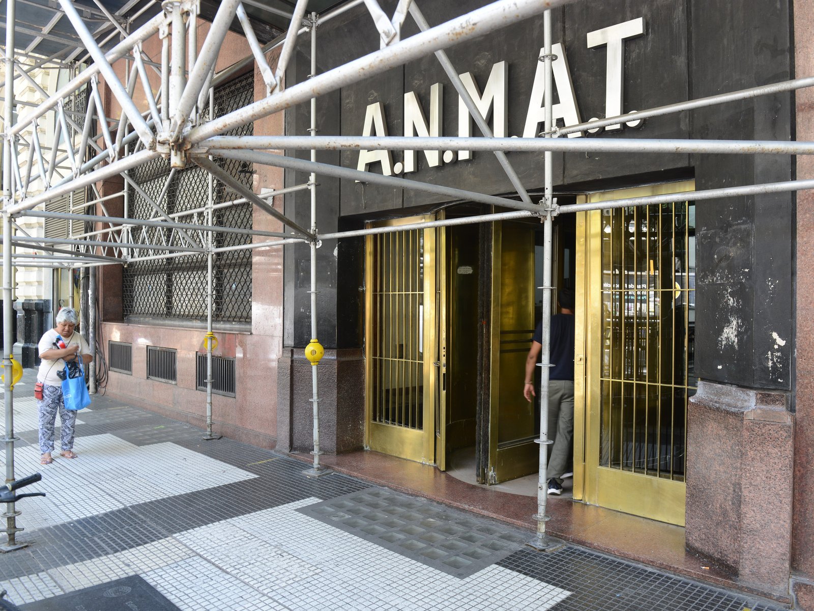 La Anmat suspendió la habilitación de droguerías y hay más de 100 empresas sancionadas