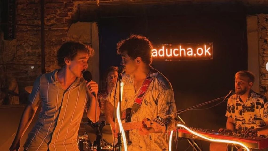 La Ducha: el karaoke con banda en vivo que se volvió furor en Córdoba