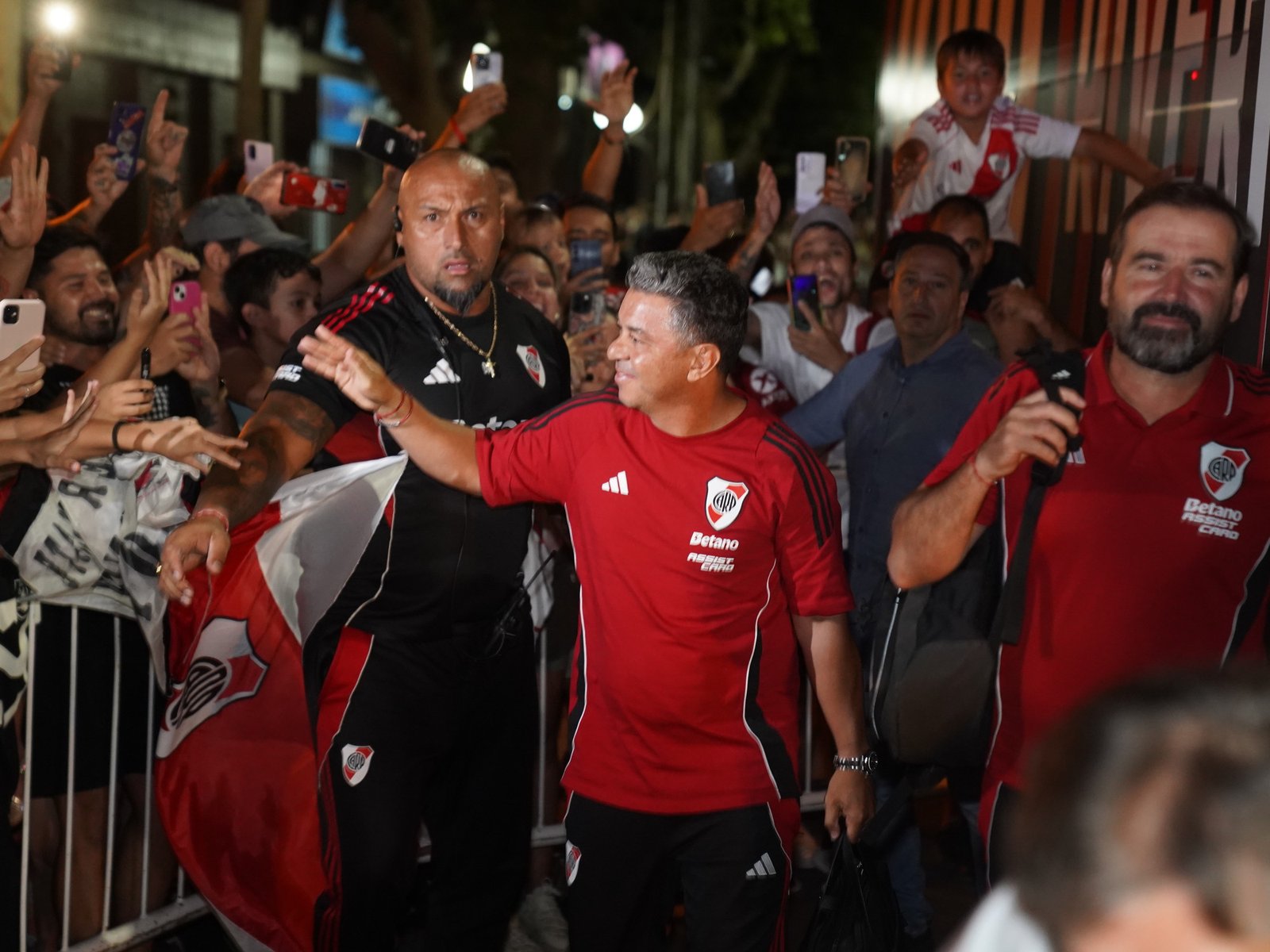 La llegada de River a San Luis: muy buena onda de la gente con Gallardo :: Olé