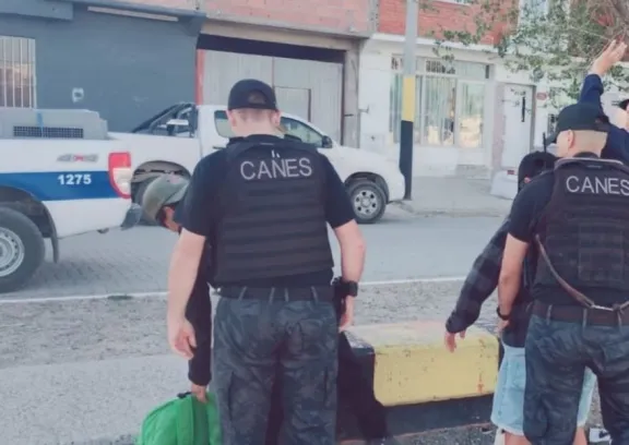 Madryn: Bebía en una plaza y quedó detenido porque tenía captura recomendada