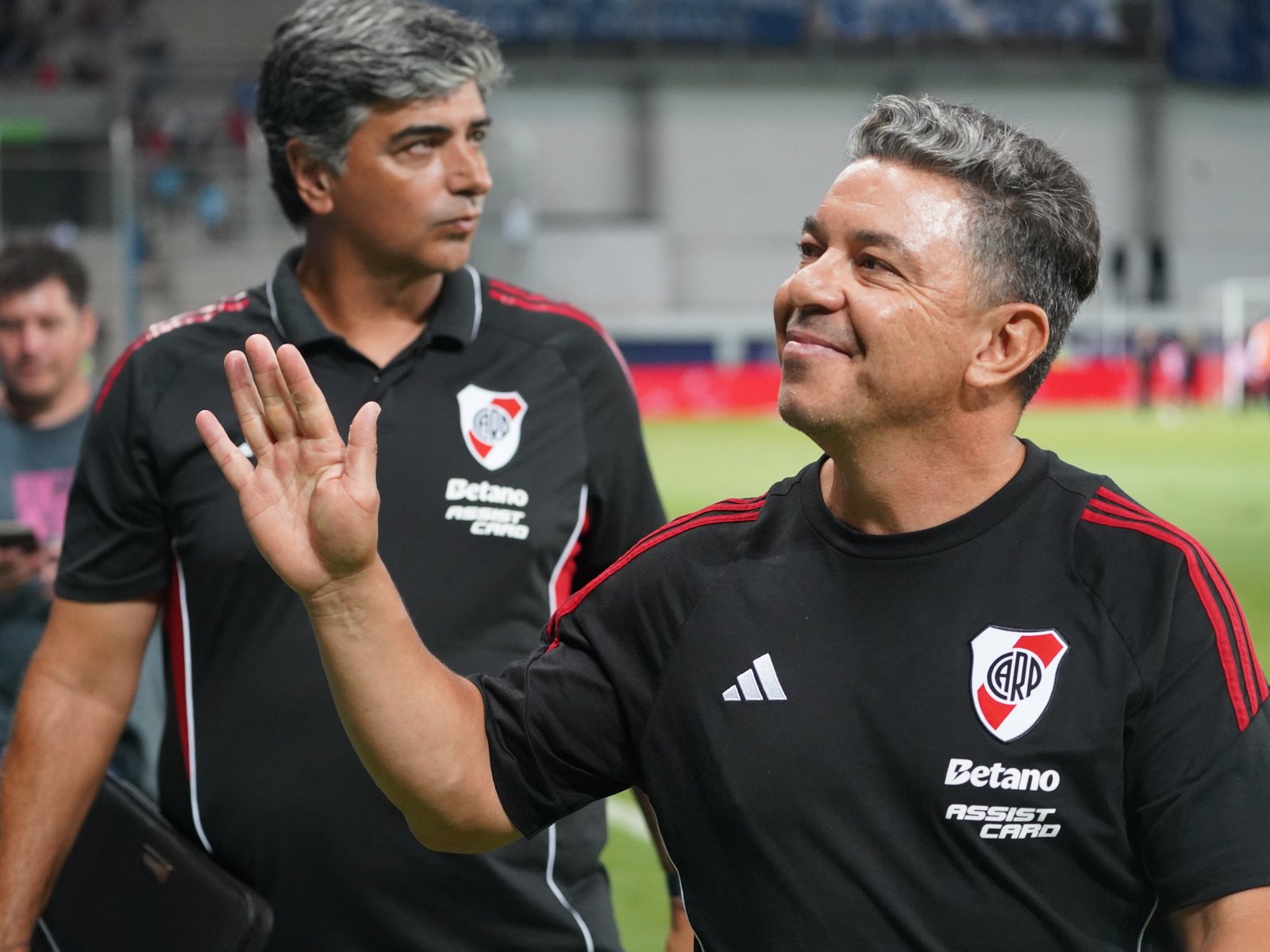 Marcelo Gallardo hizo gala de su liderazgo en River y se abrazó a la gente, por más que el equipo no convence a nadie