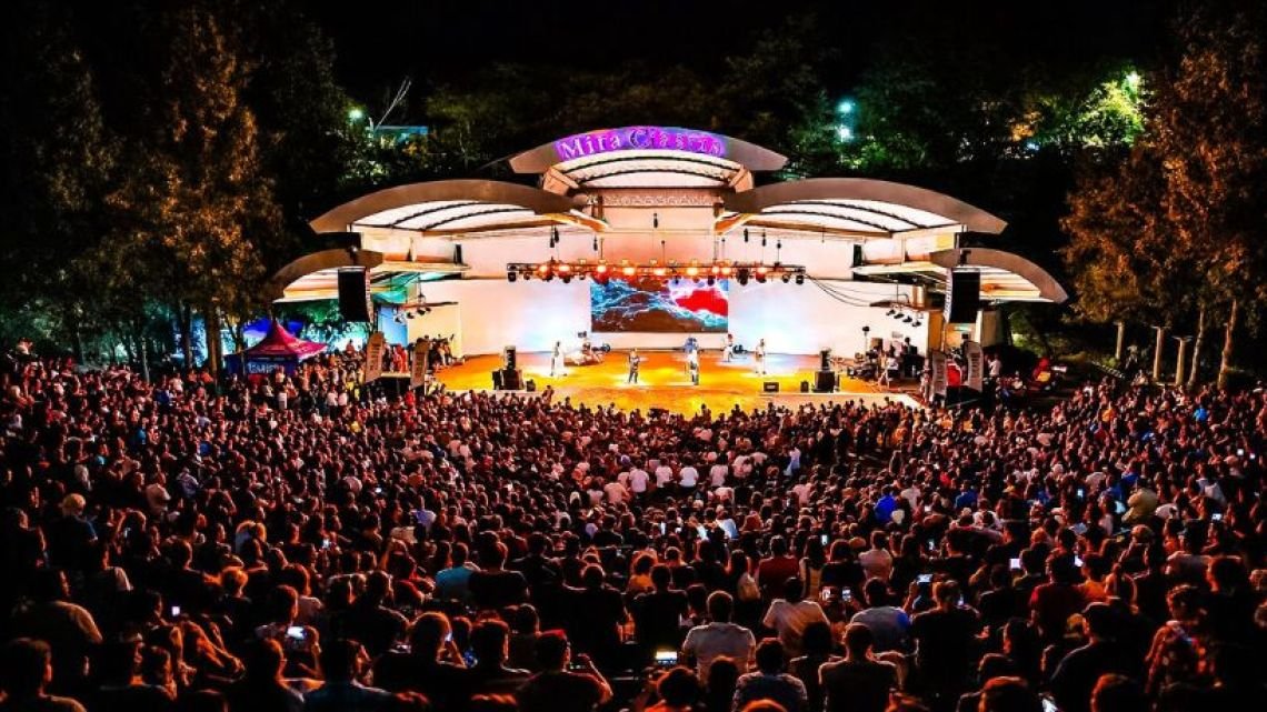 Mina Clavero reunió a más de 4.500 personas en el multitudinario show de Los Tekis