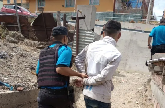 Robaron una mochila de baño y fueron atrapados por la policía