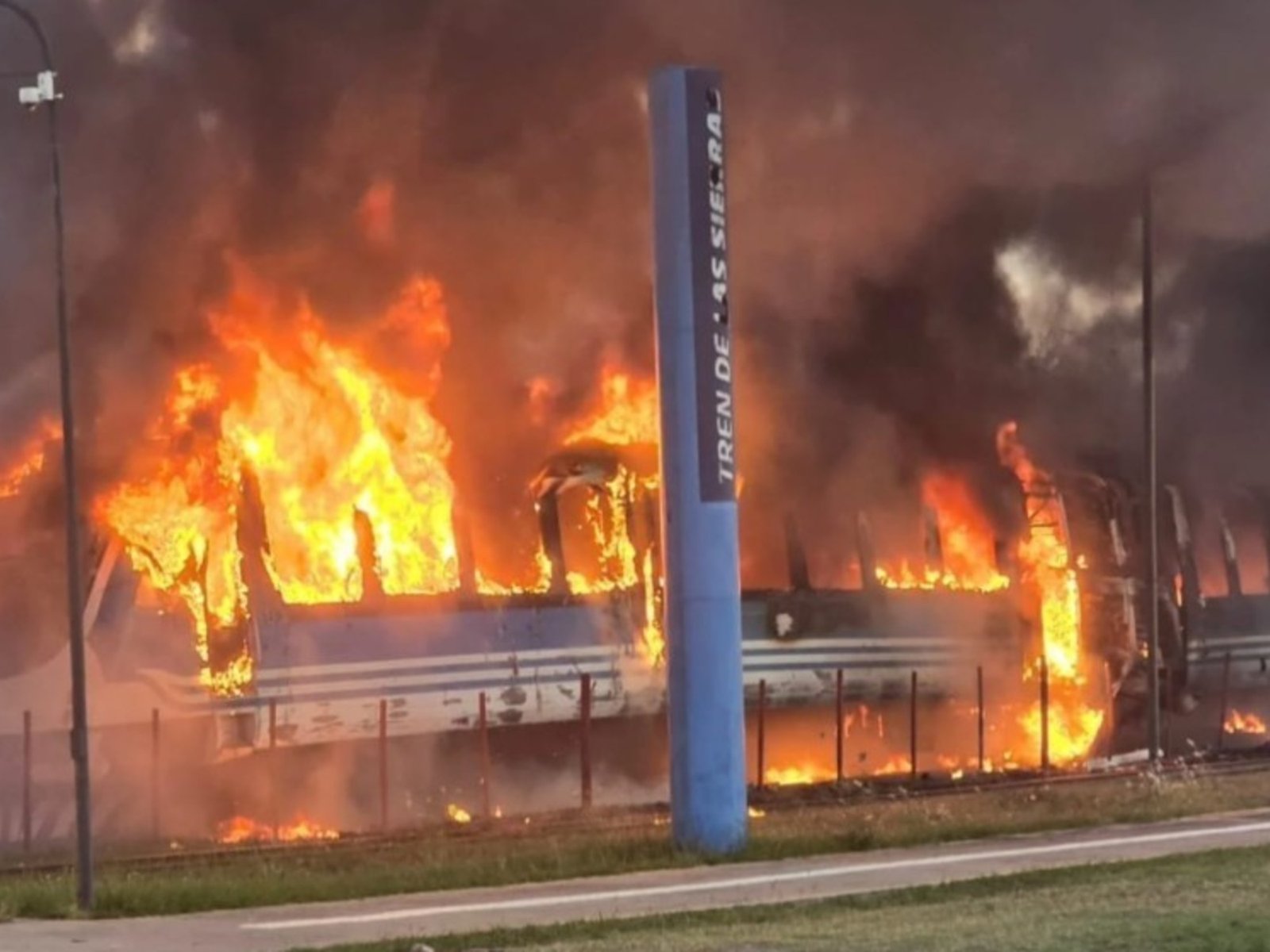 Se incendió un tren con más de 120 pasajeros en Córdoba: “El fuego no paraba”