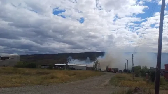 Se le incendió la casa a un policía y le descubrieron un invernadero con marihuana