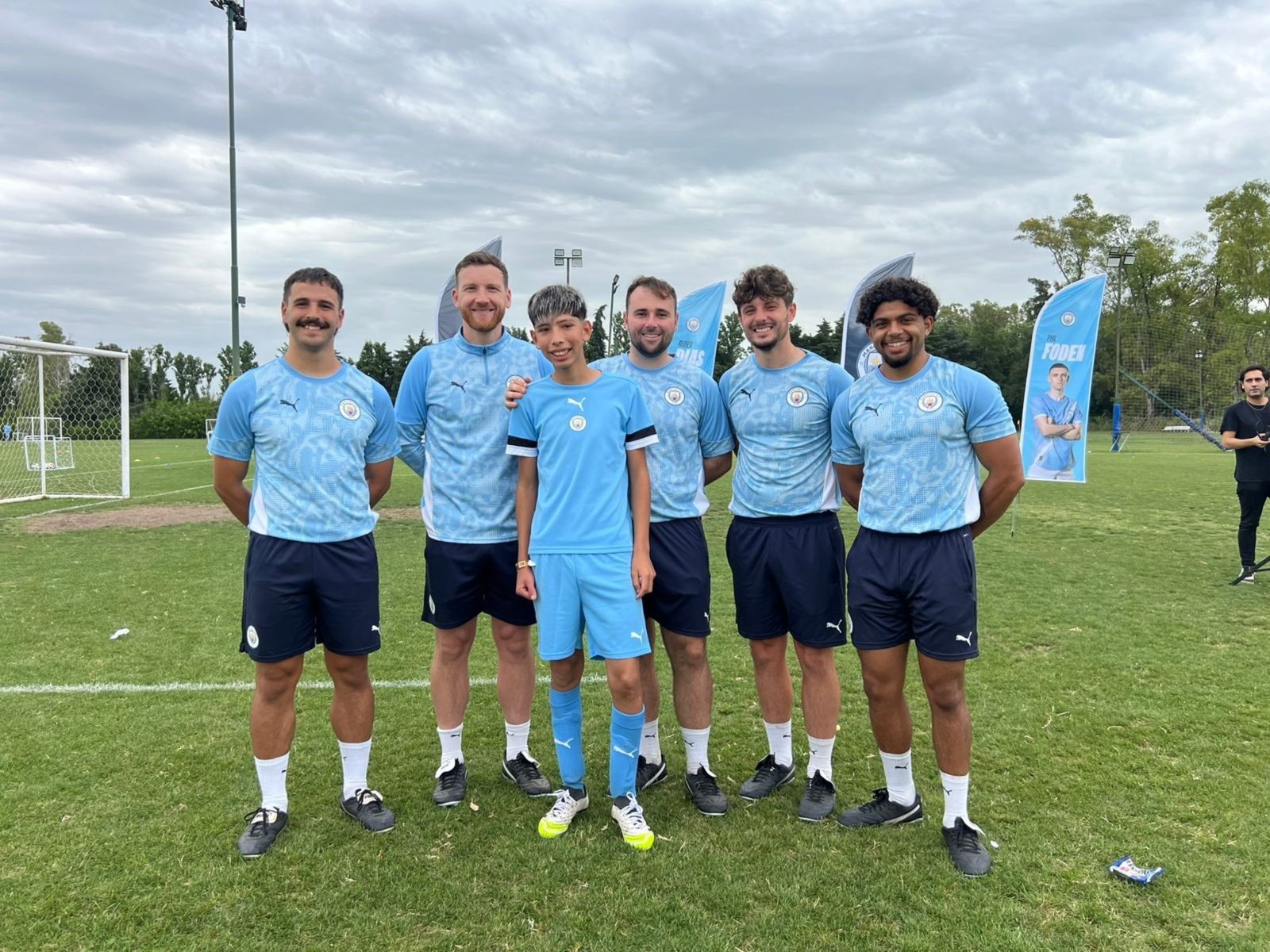Tiene 14 años, Manchester City lo invitó a entrenarse en Inglaterra y hoy reparte en bicicleta comida hecha por su abuela para cumplir su sueño