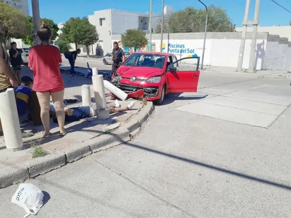 Trelew: Pareja hospitalizada tras violento choque entre moto y auto