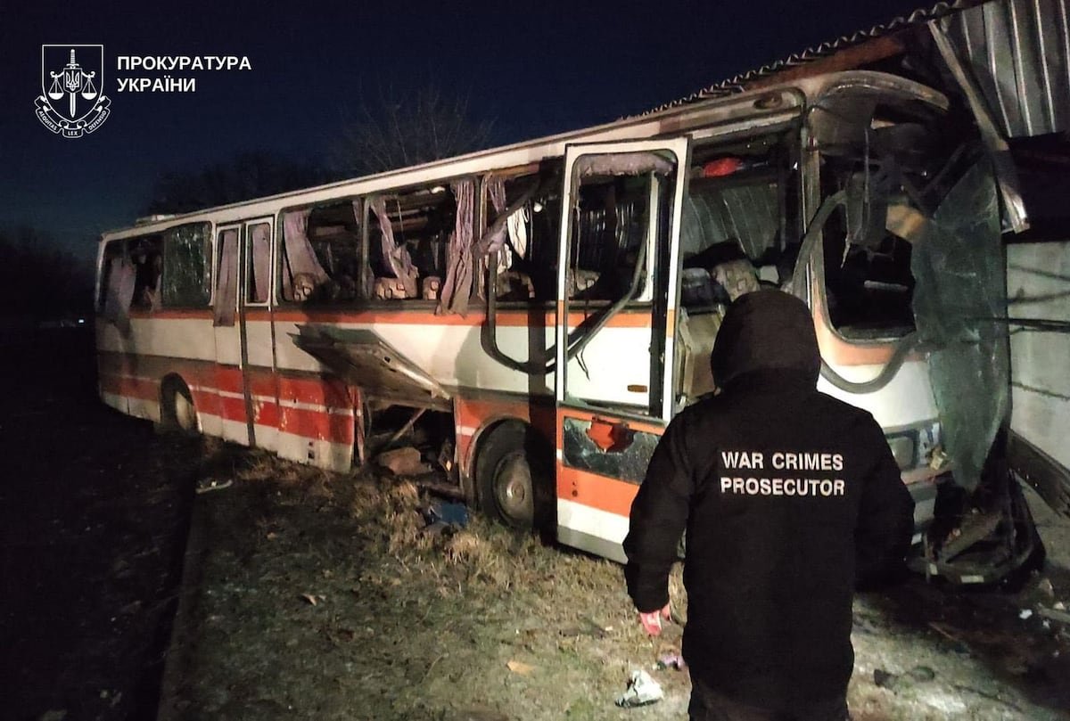 Ucrania denuncia que 12 mineros han muerto por el impacto de un dron ruso contra el autobús en el que viajaban | Internacional