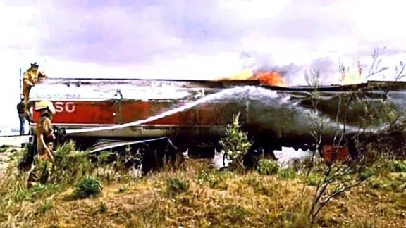 Un camión cisterna volcó e incendió en la Ruta 3 en Trelew