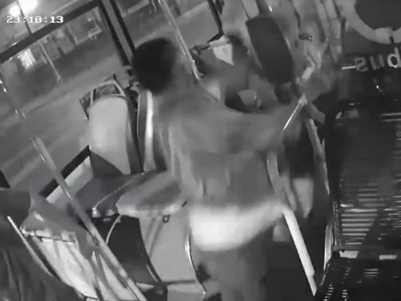 Un chofer discutió con un pasajero, se levantó para pegarle y dejó el colectivo a la deriva