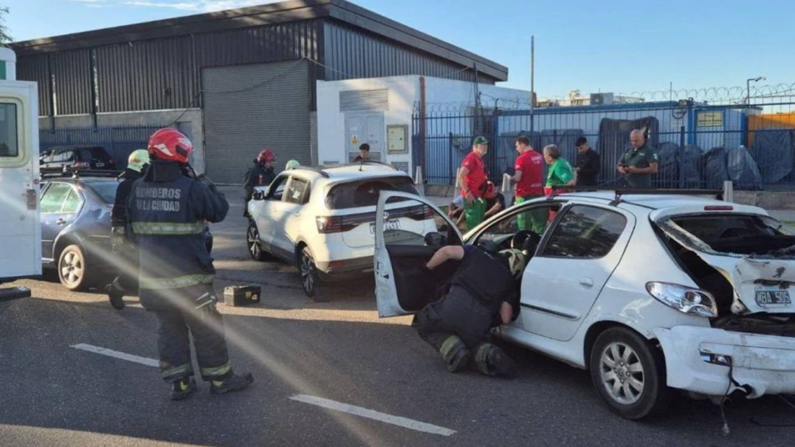 Un choque múltiple en la Costanera porteña dejó a un herido de gravedad