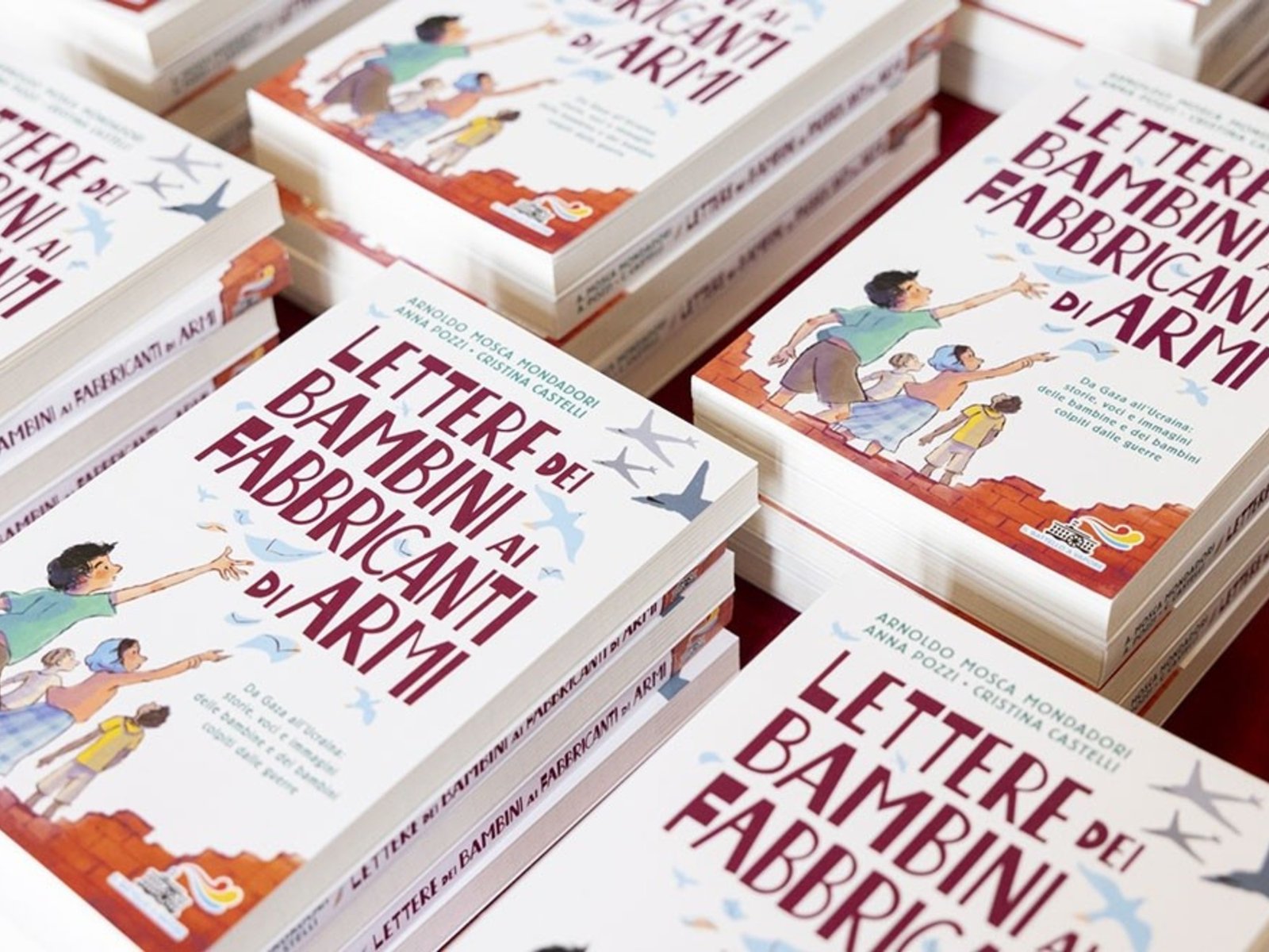 Un libro envía cartas de niños de Gaza y Ucrania a la industria armamentística global