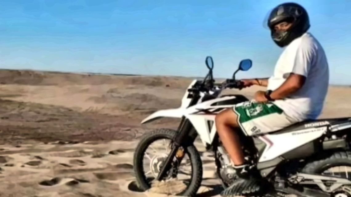 Un motociclista murió al caer de un médano en Villa Gesell: la familia pide ayuda para trasladar el cuerpo a Ensenada
