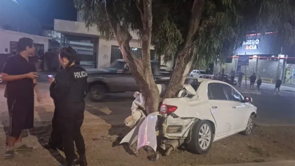 Un vehículo terminó chocando contra un árbol al esquivar a un motociclista