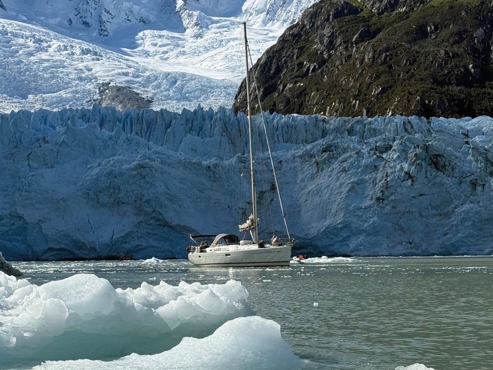 Una travesía en velero por el Fin del Mundo entre vientos rabiosos y mucha historia