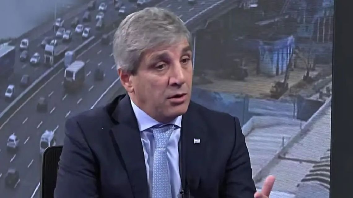 “Yo no compré nunca en mi vida ropa en Argentina”, la frase de Luis Caputo para criticar a la industria textil