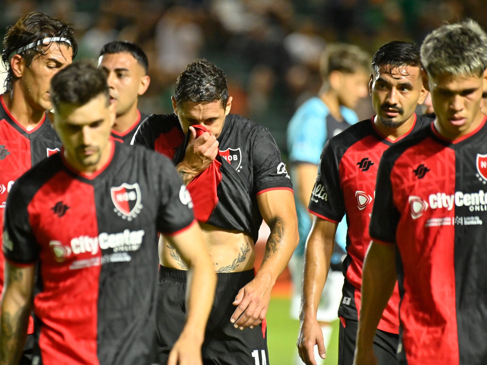 bomba molotov al auto de un jugador y bandera con amenazas