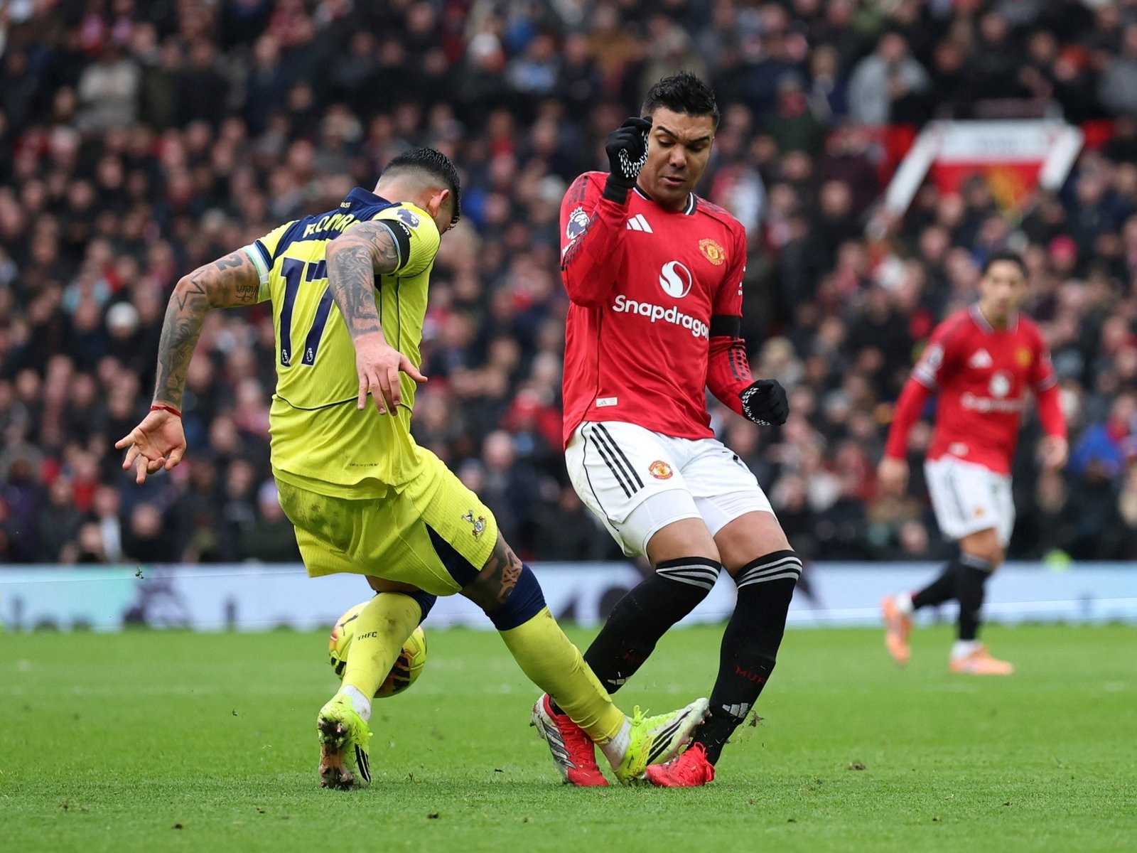 brutal patada de Cuti Romero que fue expulsado y alegría para Licha Martínez por la Premier League