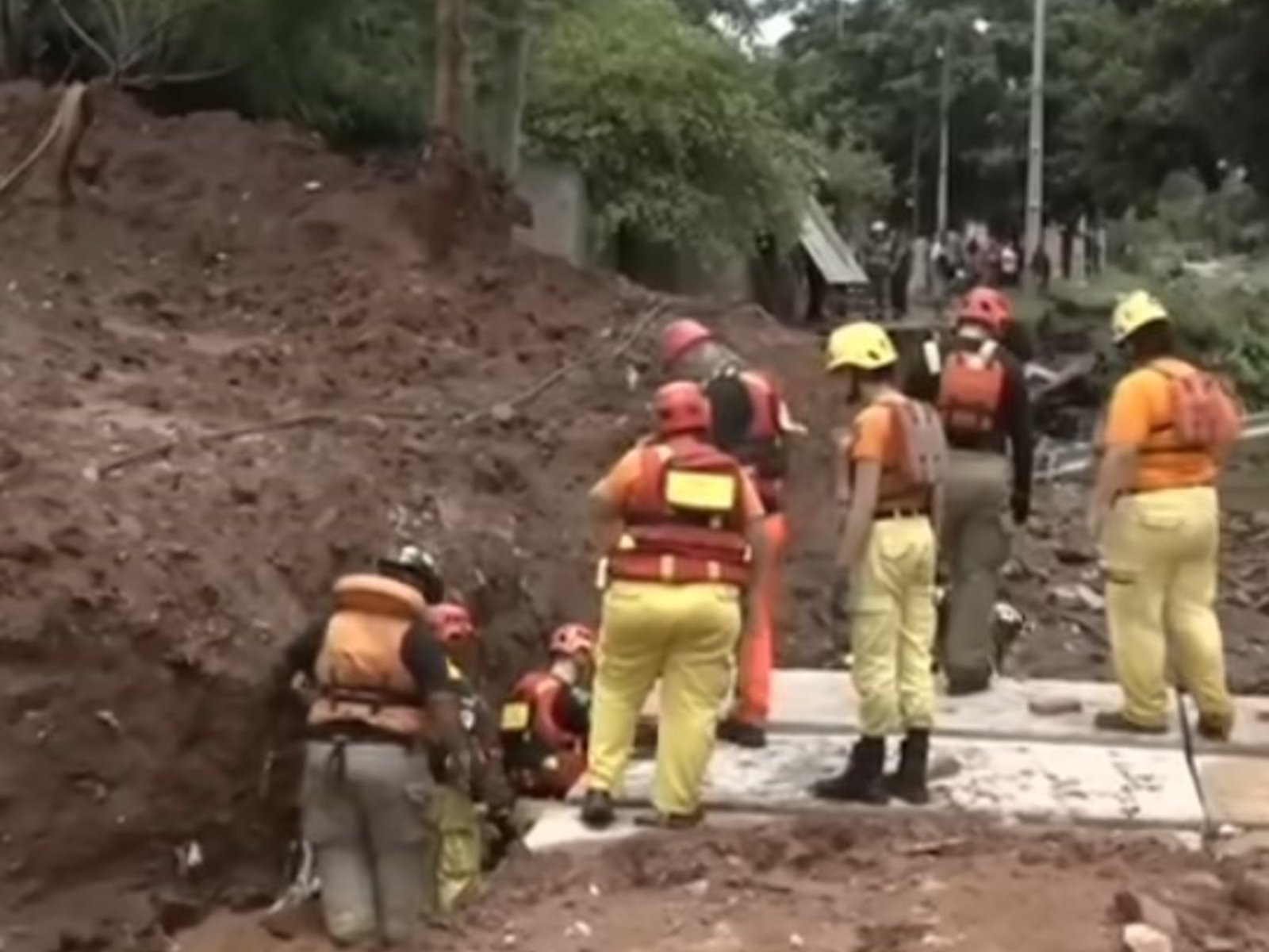buscan a un niño argentino arrastrado por el agua en medio de intensas lluvias