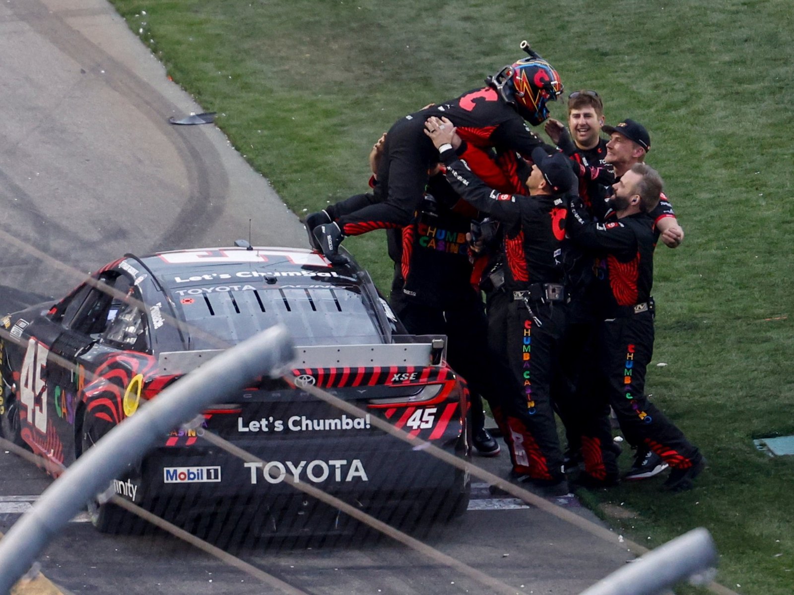 choques, despistes y triunfo de Tyler Reddick con el equipo de Michael Jordan