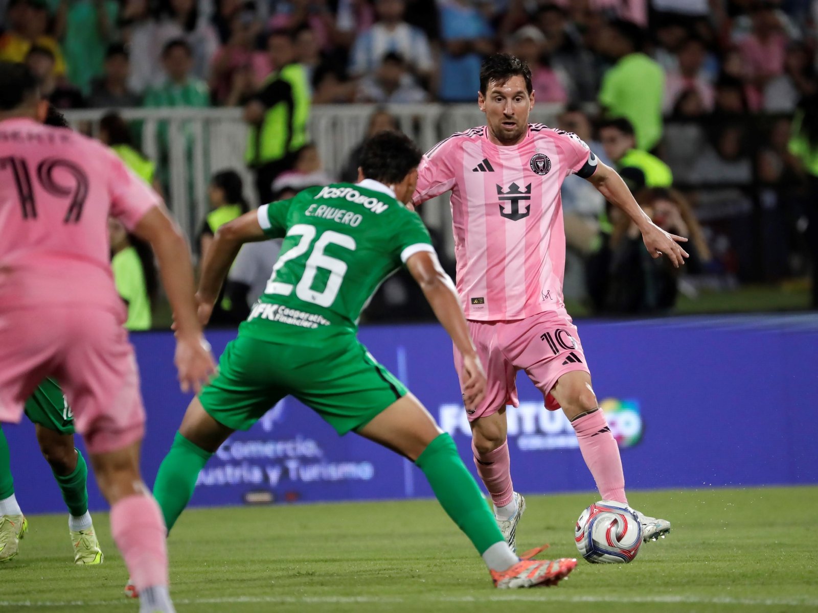 “cumbre” con Higuita, tiro en el palo, ovación y remontada de Inter Miami ante Atlético Nacional
