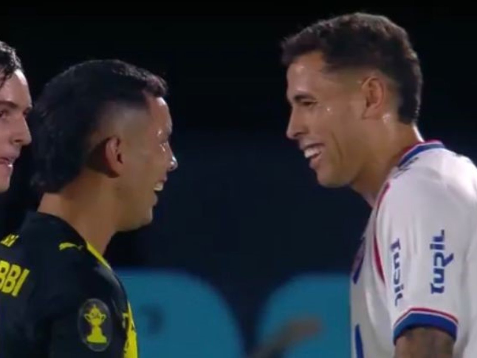el insólito momento entre dos futbolistas de Peñarol y Nacional con un increíble parecido