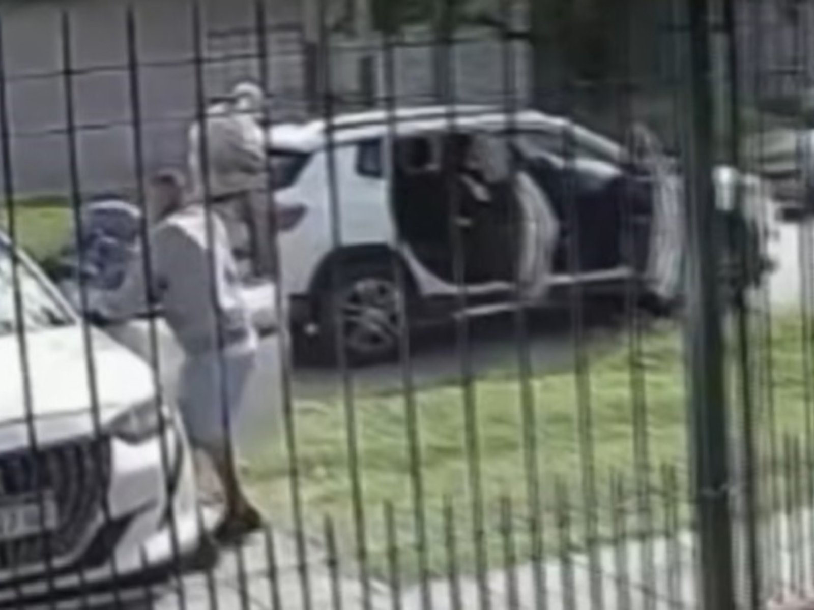 entre tiros, les sacaron el auto y luego la mujer reconoció que uno de los ladrones era su ex alumno