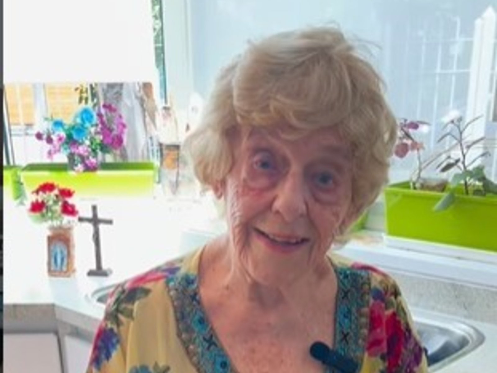 golpean a una abuela influencer y la amenazan con tirarle agua hirviendo