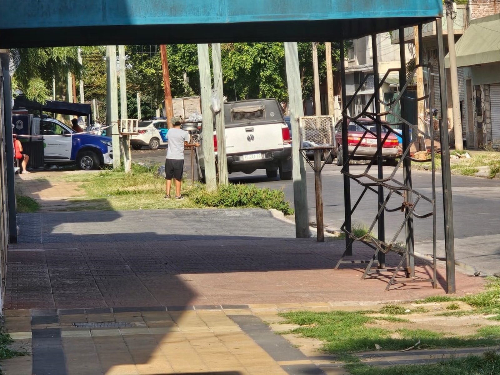 hallan muertos a una mujer y su hijo y creen que la pareja de ella los mató y se suicidó