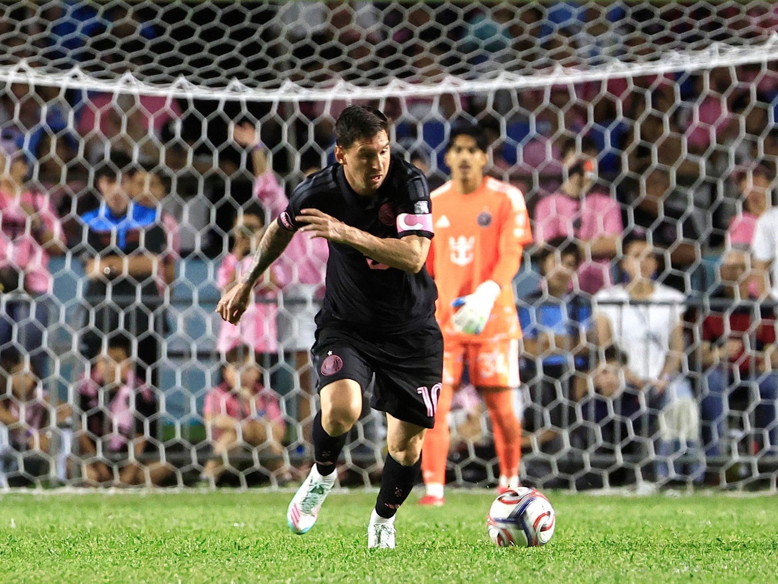 hizo un golazo de penal para Inter Miami pero un hincha lo tackleó y tiró al piso a tres meses del Mundial 2026